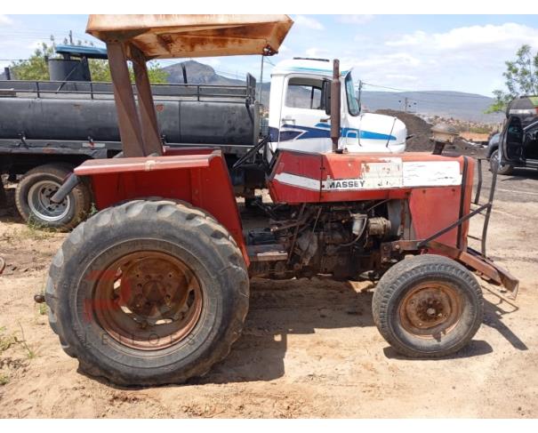 Foto de TRATOR MASSEY FERGUSON, 235,  043125N2, SÉRIE: 8ANJ-D27-511, COR VERMELHA  NO ESTADO EM QUE SE ENCONTRA.