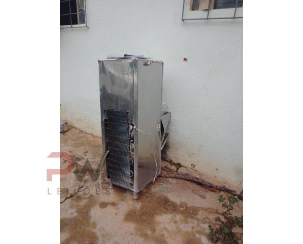 Foto de BEBEDOUROS DE COLUNA EM AÇO E FREEZER COOLER H400, NO ESTADO EM QUE SE ENCONTRA.