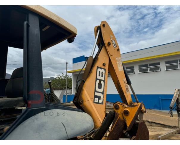 Foto de RETROESCAVADEIRA JCB, AMARELA, ANO 2012, NO ESTADO EM QUE SE ENCONTRA. 