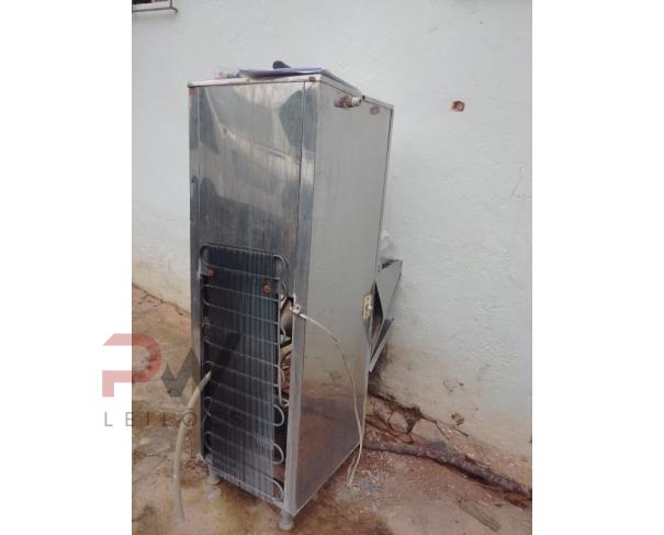 Foto de BEBEDOUROS DE COLUNA EM AÇO E FREEZER COOLER H400, NO ESTADO EM QUE SE ENCONTRA.