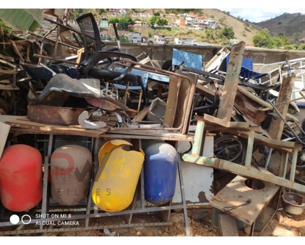 Foto de LOTE CONTENDO SUCATA DE MESAS, CADEIRAS ESCOLARES E UMA CADEIRA DE RODAS, NO ESTADO EM QUE SE ENCONTRA. 