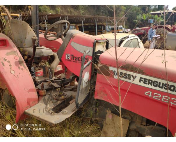 Foto de TRATOR MASSEY FERGUSON 4283, VERMELHA, SÉRIE 4883388052, ANO 2015, NO ESTADO EM QUE SE ENCONTRA.