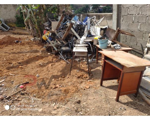 Foto de LOTE CONTENDO SUCATA DE MESAS, CADEIRAS ESCOLARES E UMA CADEIRA DE RODAS, NO ESTADO EM QUE SE ENCONTRA. 