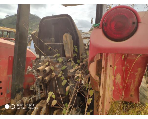 Foto de TRATOR MASSEY FERGUSON 4283, VERMELHA, SÉRIE 4883388052, ANO 2015, NO ESTADO EM QUE SE ENCONTRA.