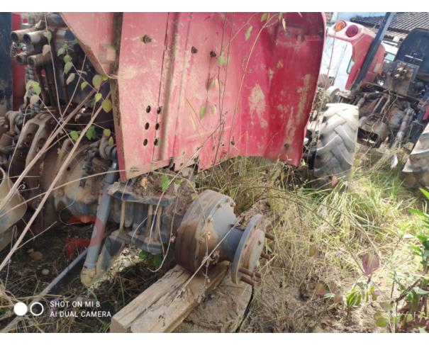 Foto de TRATOR MASSEY FERGUSON 4283, VERMELHA, SÉRIE 4883388052, ANO 2015, NO ESTADO EM QUE SE ENCONTRA.