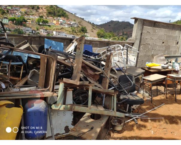 Foto de LOTE CONTENDO SUCATA DE MESAS, CADEIRAS ESCOLARES E UMA CADEIRA DE RODAS, NO ESTADO EM QUE SE ENCONTRA. 