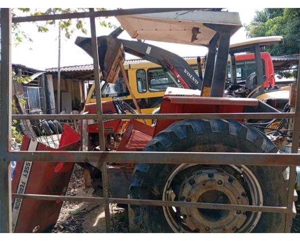 Foto de TRATOR MASSEY FERGUSON  MODELO Nº 292, SÉRIE:Nº 292021272, COR VERMELHA  NO ESTADO EM QUE SE ENCONTRA.