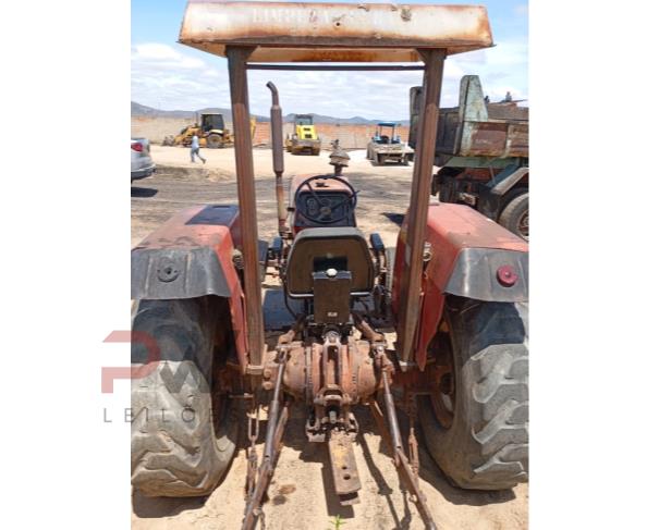 Foto de TRATOR MASSEY FERGUSON, 235,  043125N2, SÉRIE: 8ANJ-D27-511, COR VERMELHA  NO ESTADO EM QUE SE ENCONTRA.