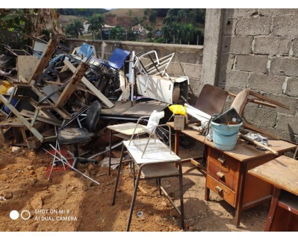 Foto de LOTE CONTENDO SUCATA DE MESAS, CADEIRAS ESCOLARES E UMA CADEIRA DE RODAS, NO ESTADO EM QUE SE ENCONTRA. 