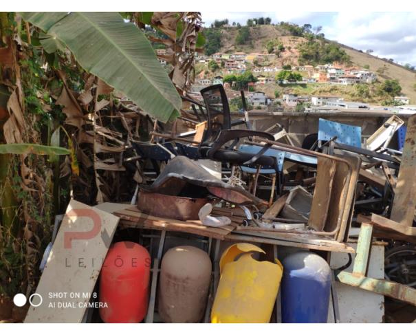 Foto de LOTE CONTENDO SUCATA DE MESAS, CADEIRAS ESCOLARES E UMA CADEIRA DE RODAS, NO ESTADO EM QUE SE ENCONTRA. 