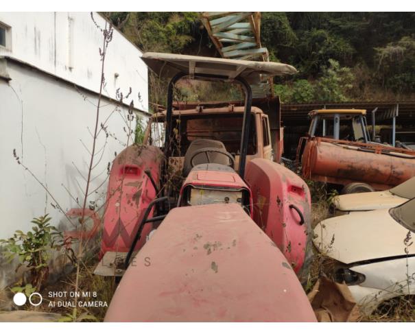 Foto de TRATOR MASSEY FERGUSON 4283, VERMELHA, SÉRIE 4883388052, ANO 2015, NO ESTADO EM QUE SE ENCONTRA.