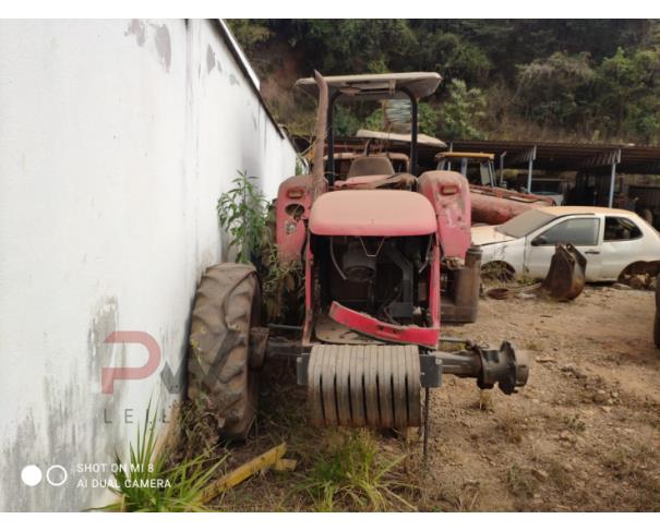 Foto de TRATOR MASSEY FERGUSON 4283, VERMELHA, SÉRIE 4883388221, ANO 2015, NO ESTADO EM QUE SE ENCONTRA