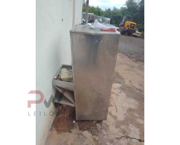 Foto de BEBEDOUROS DE COLUNA EM AÇO E FREEZER COOLER H400, NO ESTADO EM QUE SE ENCONTRA.