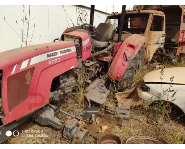 Foto de TRATOR MASSEY FERGUSON 4283, VERMELHA, SÉRIE 4883388052, ANO 2015, NO ESTADO EM QUE SE ENCONTRA.