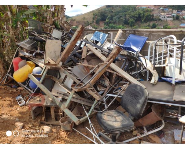 Foto de LOTE CONTENDO SUCATA DE MESAS, CADEIRAS ESCOLARES E UMA CADEIRA DE RODAS, NO ESTADO EM QUE SE ENCONTRA. 