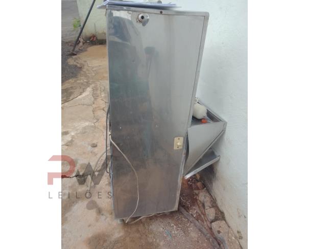 Foto de BEBEDOUROS DE COLUNA EM AÇO E FREEZER COOLER H400, NO ESTADO EM QUE SE ENCONTRA.